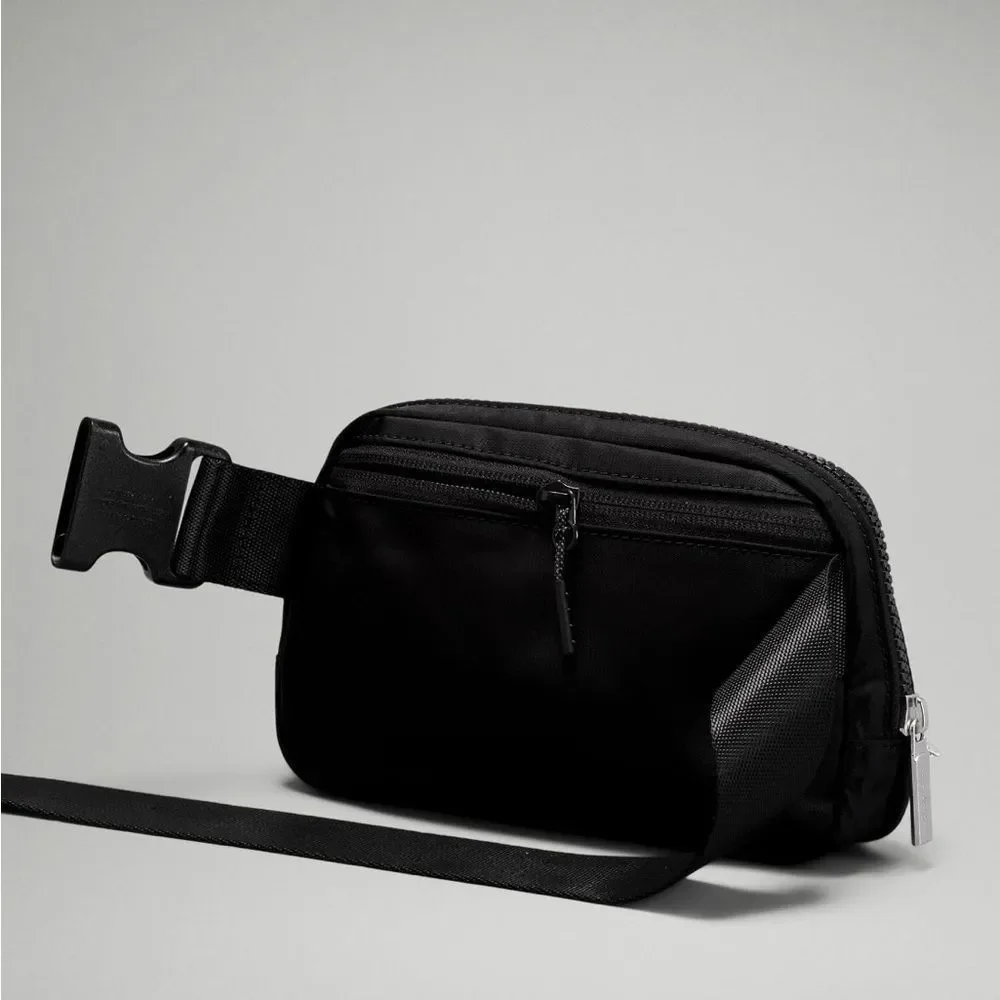 NWT Everywhere Belt Bag 1L Black - Picture 4 of 6